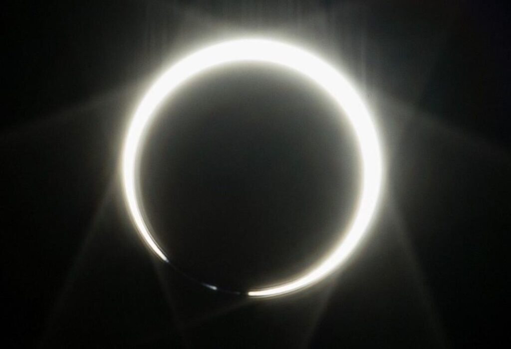 SunSketcher (Part 1): Using Smartphones to Reveal the Shape of the Sun
